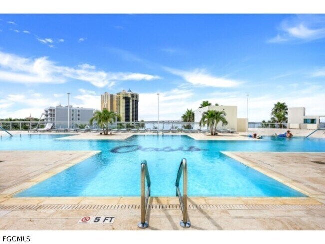 Building Photo - 3000 Oasis Grand Blvd