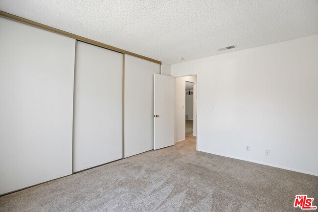 Building Photo - 5464 Evelyn Dr