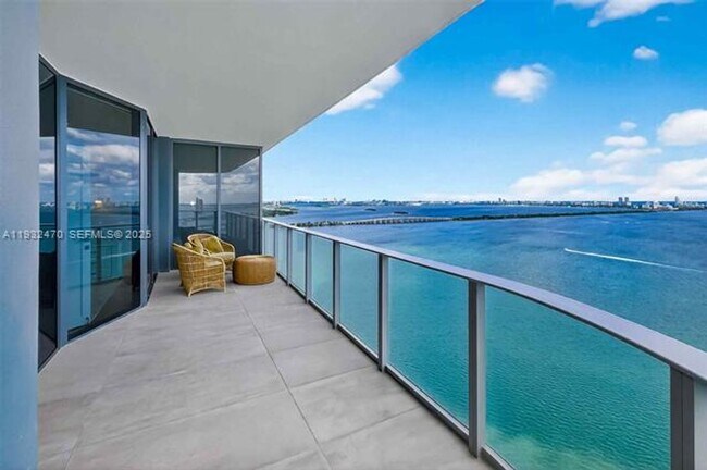 Building Photo - 700 NE 24th St