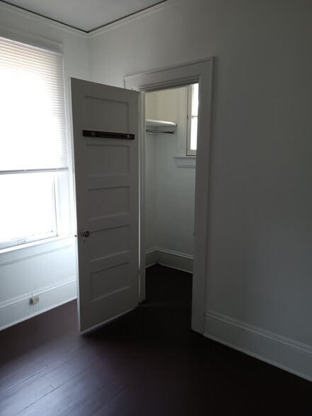 Building Photo - 1552 Lewis St