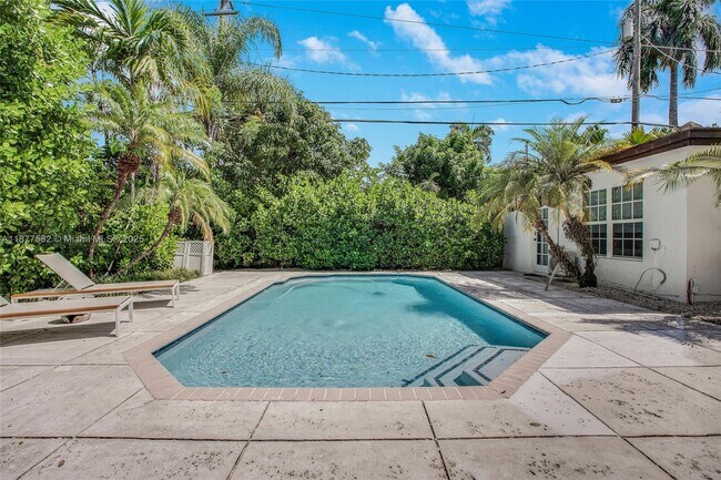 Building Photo - 1161 Sunset Dr
