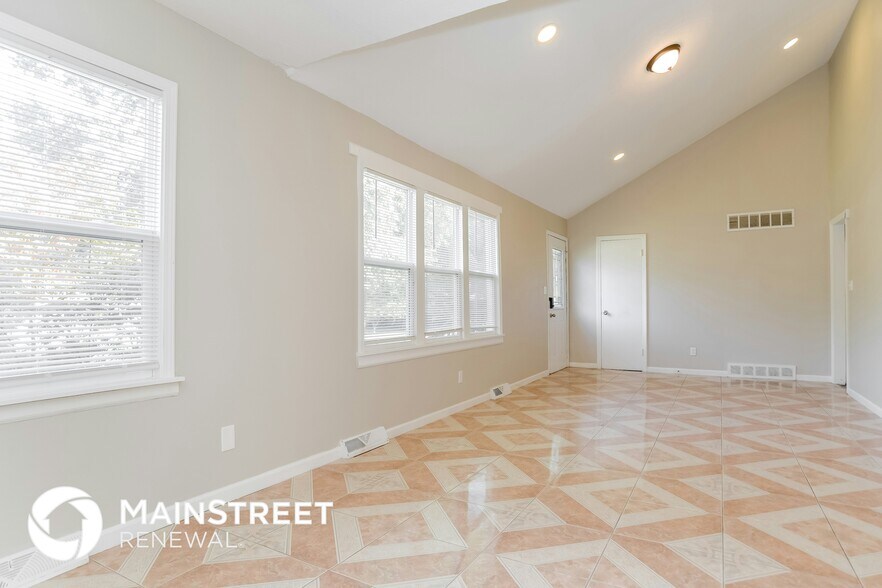 Building Photo - 2702 S Glenwood Ave