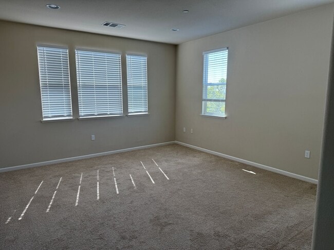 Building Photo - Executive Evergreen Valley Townhome