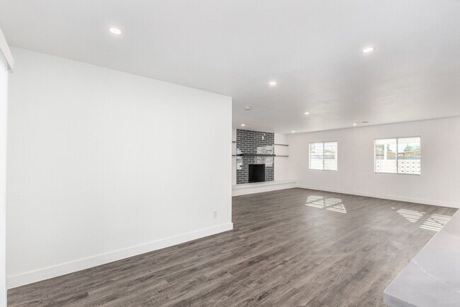 Building Photo - Amazing 3 bed 2 bath home with large backyard