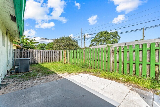 Building Photo - 4783 Gulfstream Rd