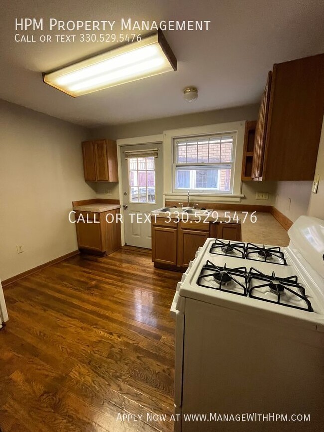 Building Photo - Akron One Bedroom For Lease! Move in speci...