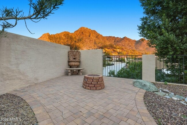 Building Photo - 2221 E Vista Ave