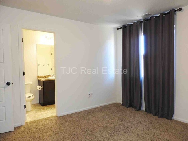 Building Photo - MOVE IN  SPECIAL