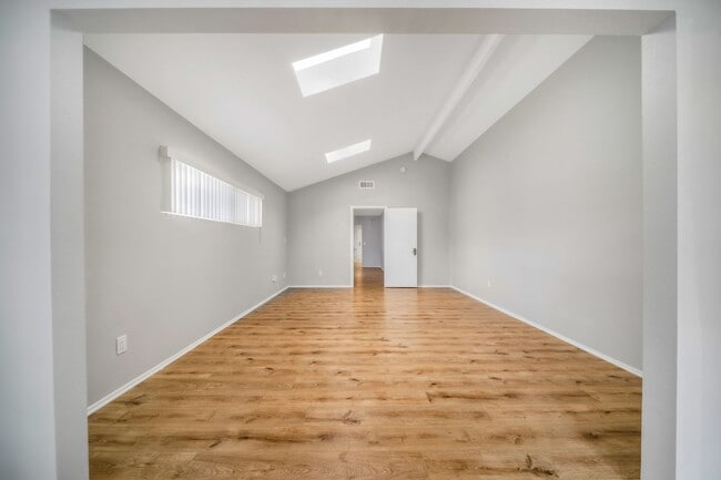 Building Photo - 4/Bed, 4/Bath Home with Parking, Washer/ Dryer and Spa, Close to Chapman University/ Orange Circle