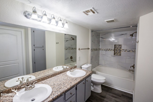 Building Photo - Stylish & Updated 1Bdm 1Ba Condo in Gated Community.