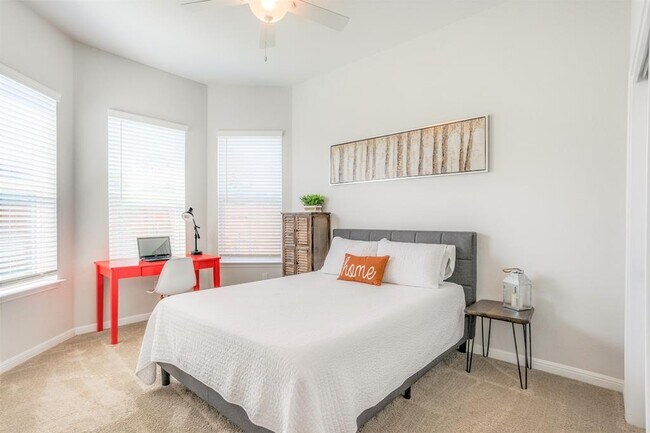 Building Photo - 8313 Silhouette St