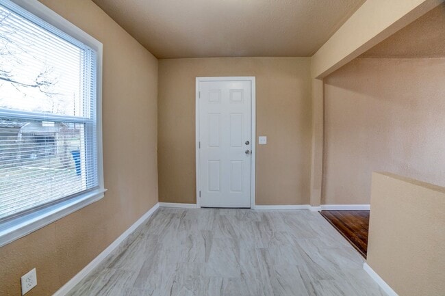 Building Photo - 3 Bed / 1 Bath in Tulsa!