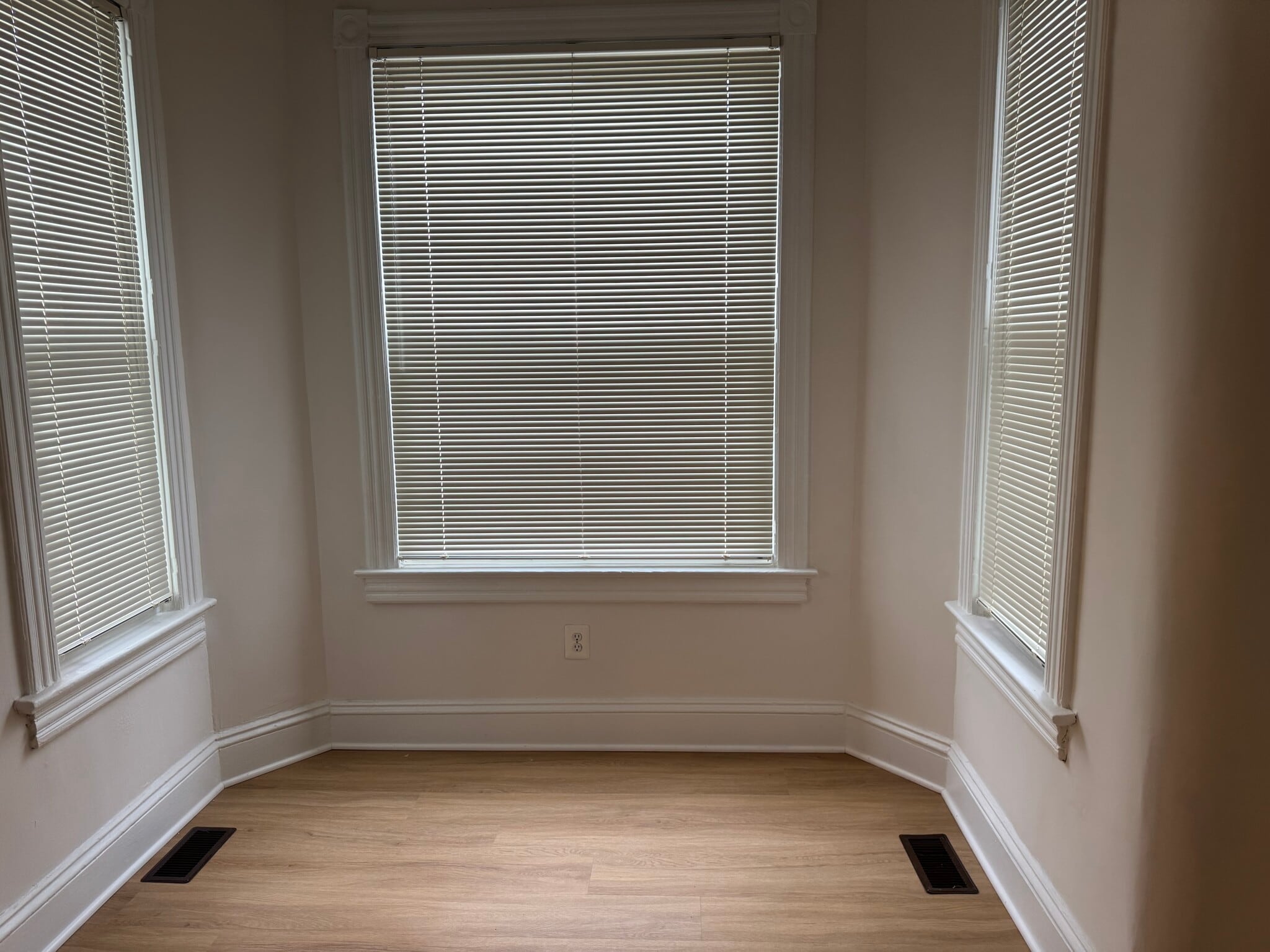 Building Photo - 823 8th St NE