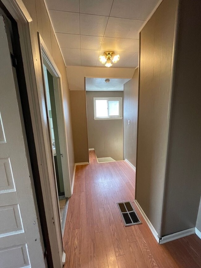 Building Photo - 3 Bedroom 2 Bathroom Home in Fantastic Location
