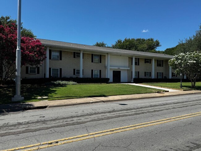 Building Photo - Spring Semester Discount! 2 Br/Bth Corner Unit