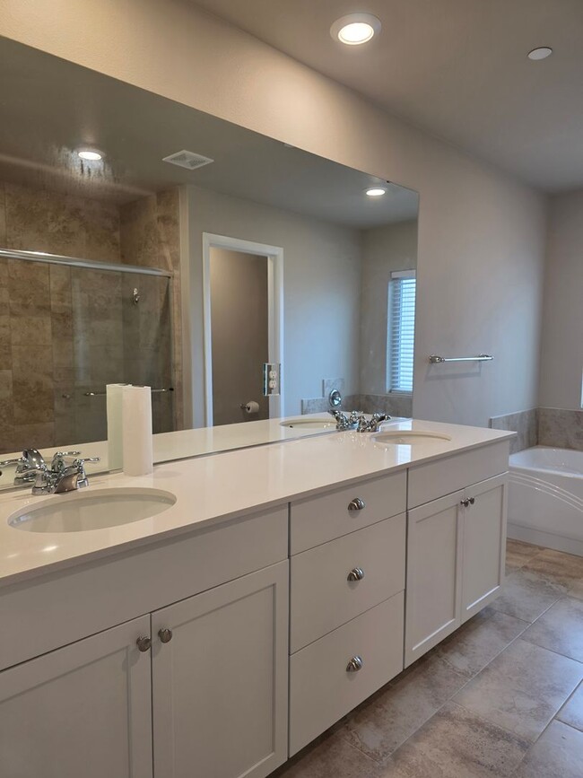 Building Photo - 4 Bedroom Home in Soundview Estates!