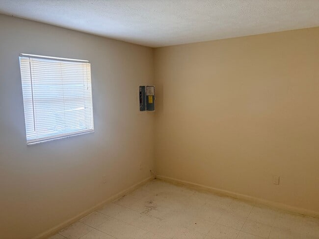 Building Photo - 5743 Elm St
