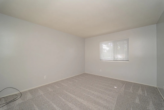 Building Photo - Beautiful 4 Bd Townhouse