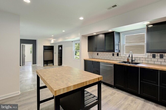 Building Photo - 5645 Battee Dr