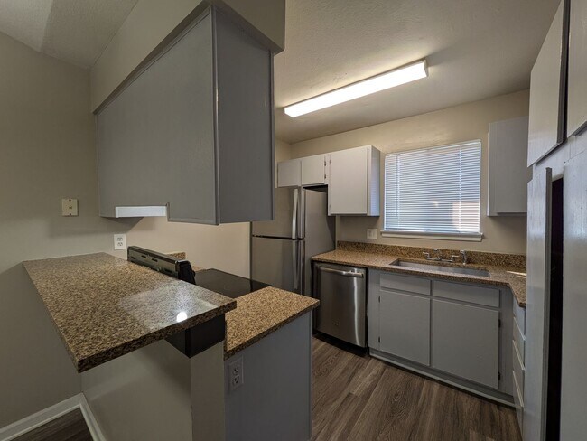 Building Photo - Spacious 2 Bed 1 Bath Condo in Aurora! Ava...