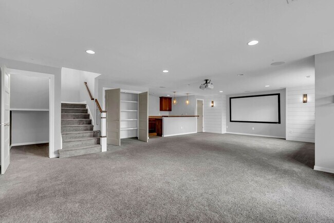 Building Photo - Luxury Home - Month-to-Month or 6-month Le...