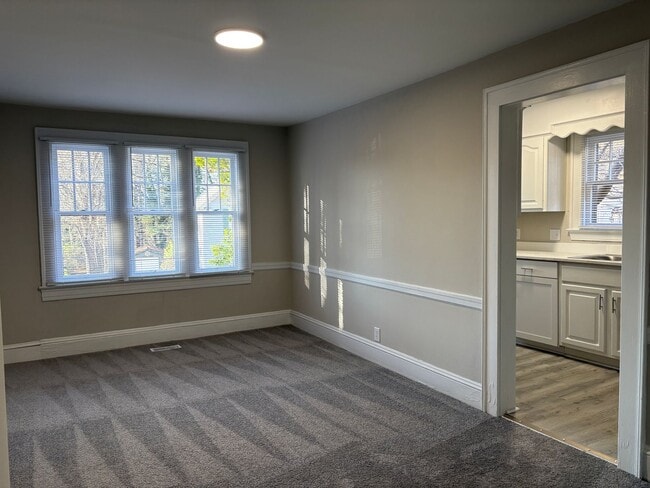 Building Photo - 2 Bedroom, 1 Bathroom Apartment in Reidsville!