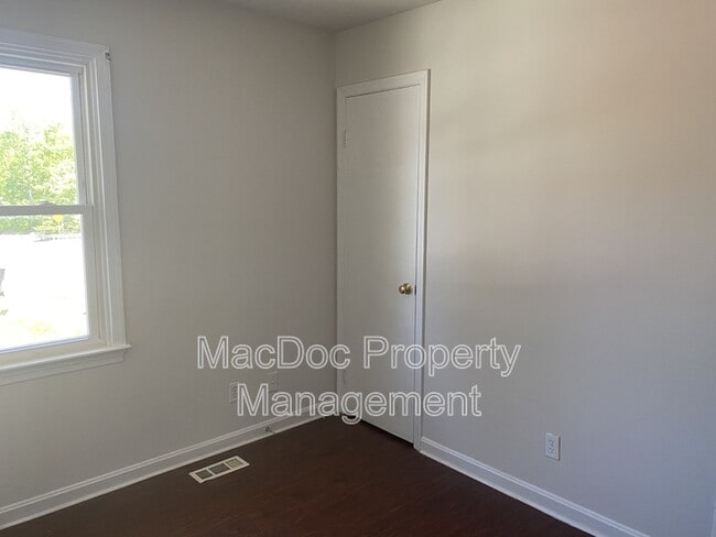 Building Photo - 298 Red Oak Dr