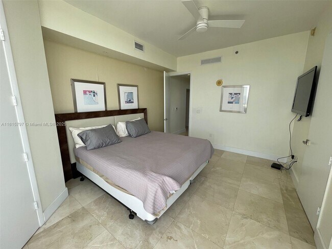 Building Photo - 15901 Collins Ave