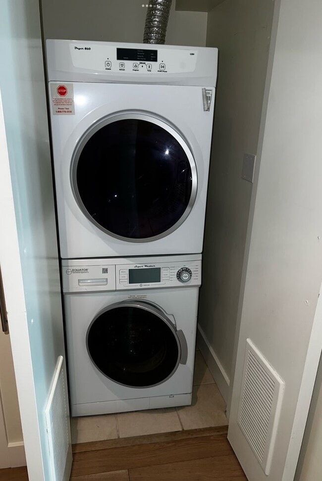 Building Photo - Newly updated features! 1 bedroom, 1.5 bat...