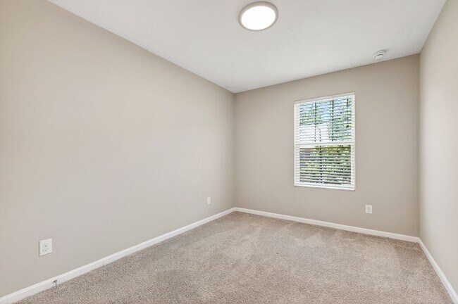 Building Photo - 117 Holly Berry Ln