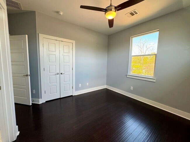 Building Photo - 6201 Felix Ave