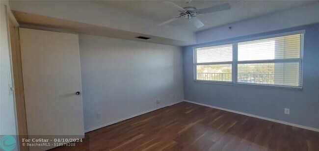 Building Photo - 3095 N Course Dr