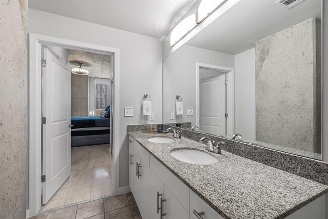 Building Photo - 360 Nueces St