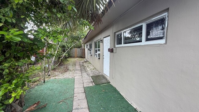 Building Photo - 911 NW 12th Ave