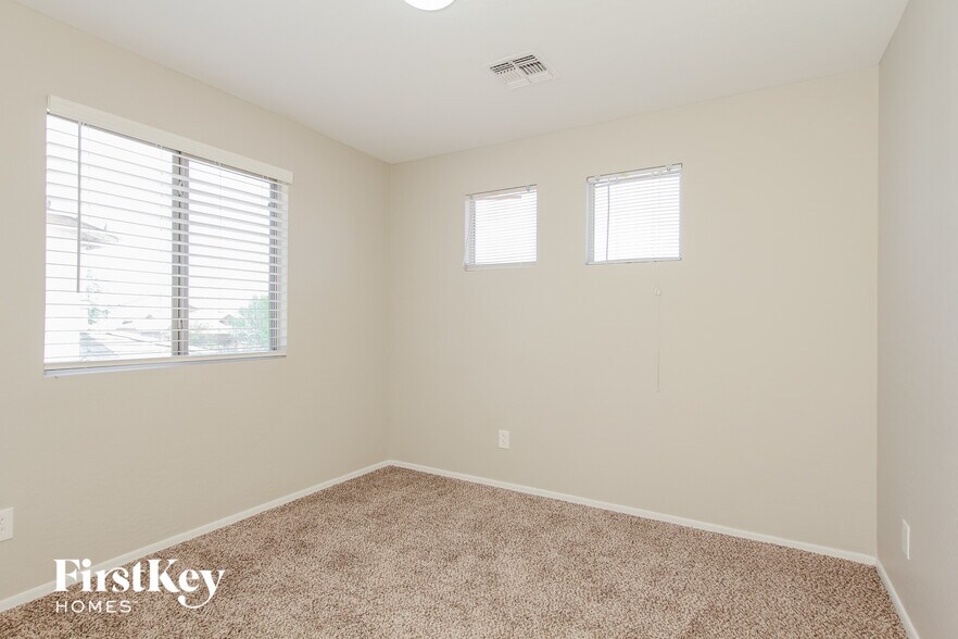 Building Photo - 4923 W Glass Ln