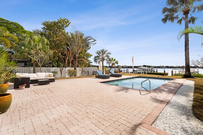 Building Photo - 114 S Lake Dr