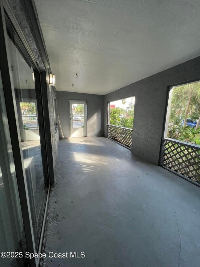 Building Photo - 17 Riverside Dr