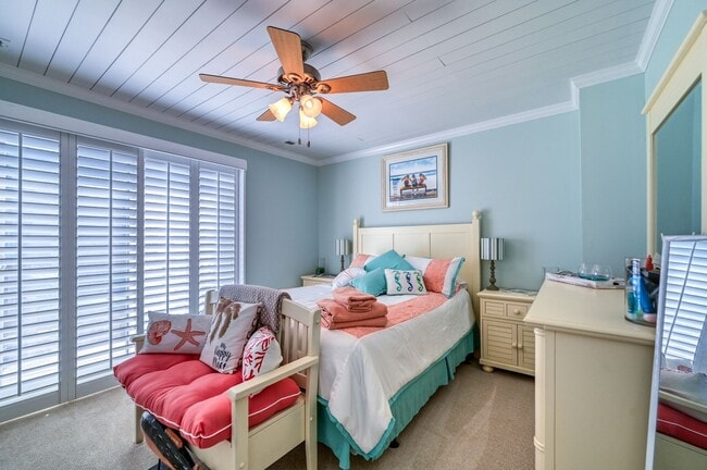 Building Photo - GORGEOUS FURNISHED OFF-SEASON RENTAL NOW AVAILABLE THROUGH MAY