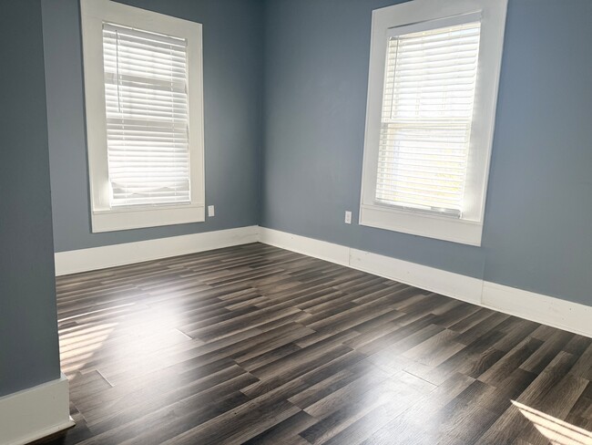 Building Photo - 119 S Mcsweyn Pl