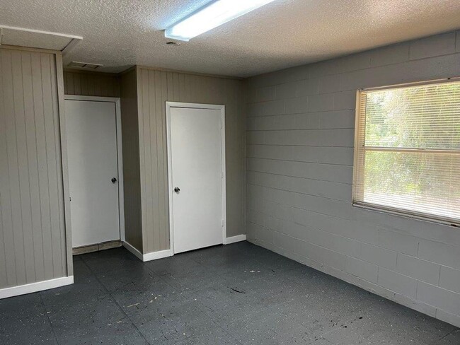 Building Photo - 354 Pearlwood St