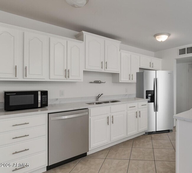 Building Photo - 1308 W 6th St