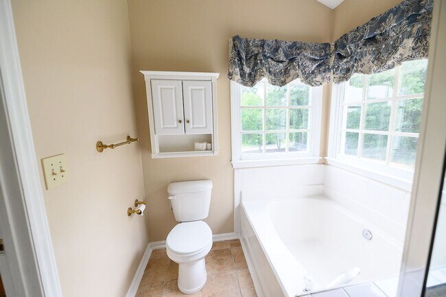 Building Photo - Wonderful and Spacious 3 bedroom home 2.5 bath in High Point with 2 car garage and large fenced-i...