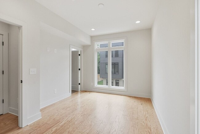 Building Photo - Stunning End Unit Townhome in Salemtown