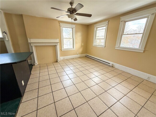 Building Photo - 153 N Sycamore St