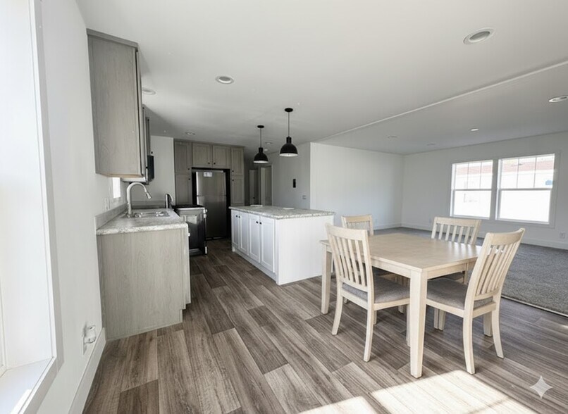 Building Photo - 7 Rainier St N