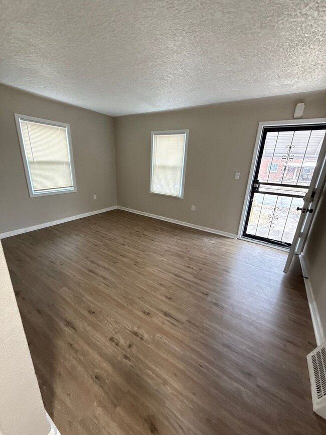 Building Photo - Renovated 3-Bedroom Home – We Welcome Sect...