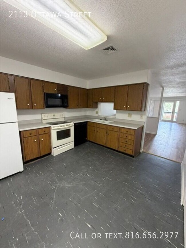 Building Photo - 2113 Ottawa St