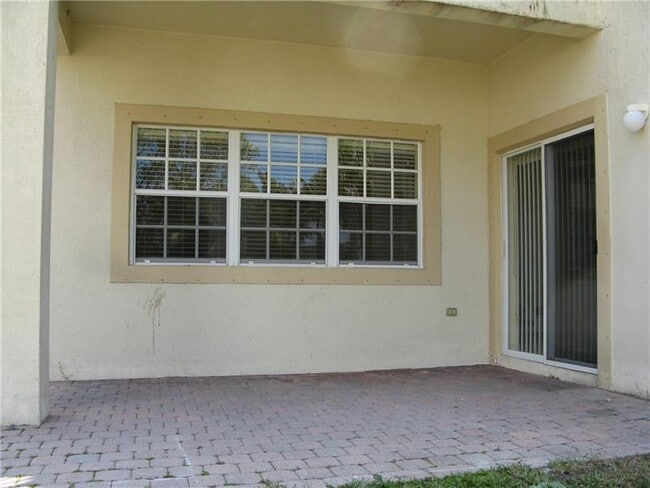 Building Photo - 6501 Sandpiper Dr
