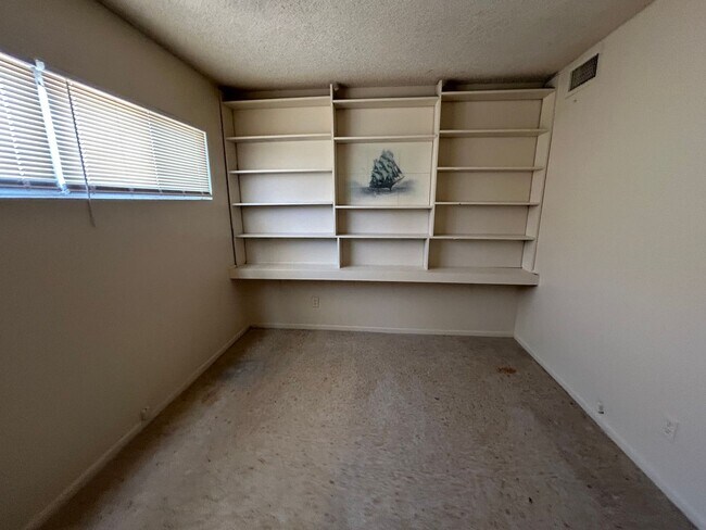 Building Photo - Spacious 4 bedroom, 2 bathroom home locate...
