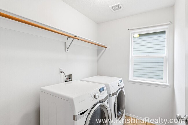 Building Photo - Beautiful 4 BD | 2.5 BA | Single-Family Home in Orenco Gardens | Charming Home in a Quiet Hillsbo...